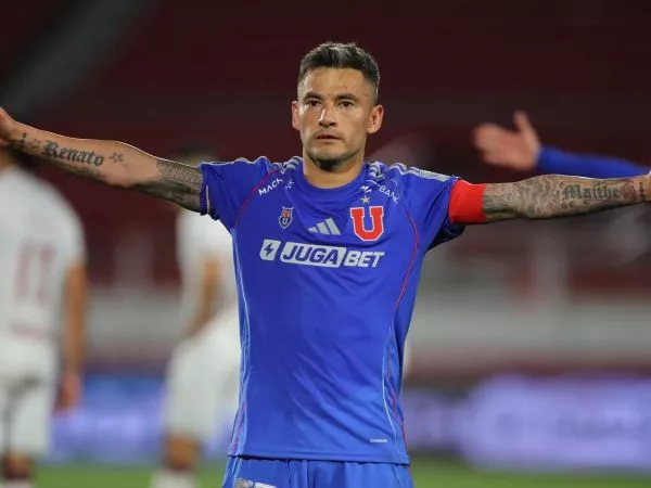 Charles Aránguiz celebrando un gol por la Universidad de Chile