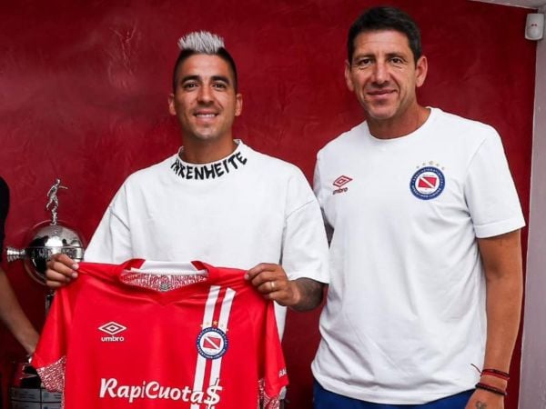 Leandro Fernández siendo presentado en Argentinos Juniors