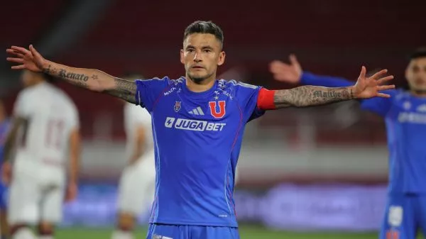 Charles Aránguiz celebrando un gol por la Universidad de Chile