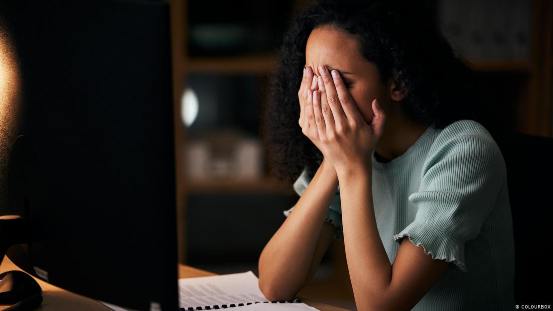 Mujer con la cara tapada