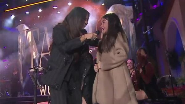 Significativo momento de Myriam Hernández con niña
