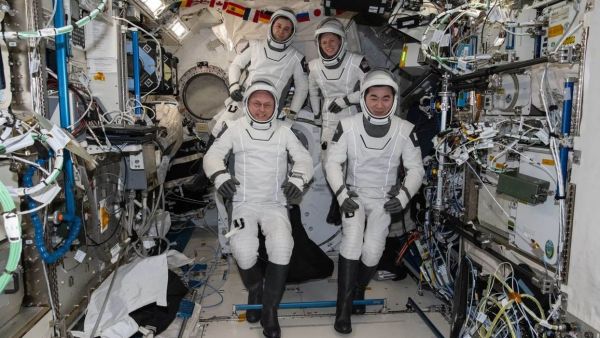 Astronautas regresan a la Tierra tras problema de salud 