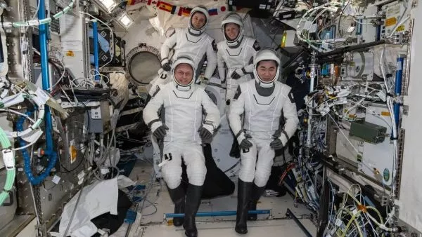 Astronautas regresan a la Tierra tras problema de salud 