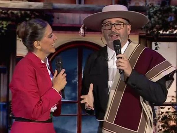 Beso entre Eduardo Fuentes y María Luisa Godoy