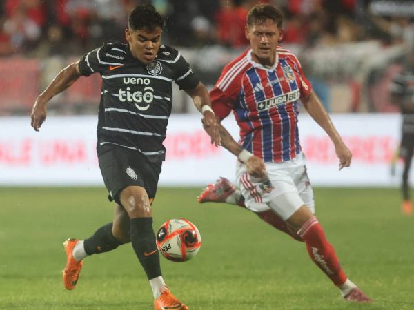 El jugador de Colo Colo, Javier Méndez, disputa el balon contra Junior Barreto de Olimpia durante el partido amistoso por la Serie Rio de La Plata