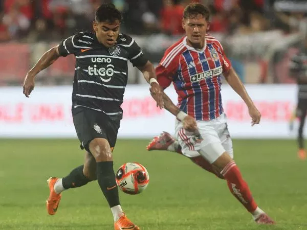 El jugador de Colo Colo, Javier Méndez, disputa el balon contra Junior Barreto de Olimpia durante el partido amistoso por la Serie Rio de La Plata
