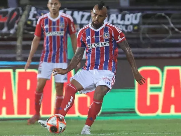 El jugador de Colo Colo, Arturo Vidal, controla el balón contra Olimpia durante el partido amistoso por la Serie Rio de La Plata