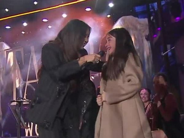 Significativo momento de Myriam Hernández con niña