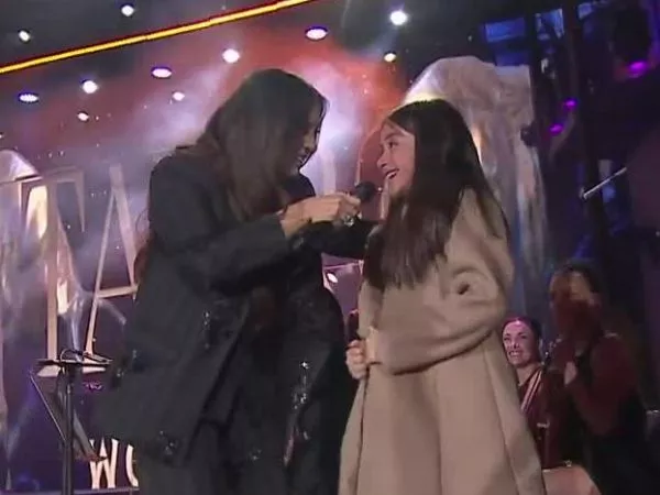 Significativo momento de Myriam Hernández con niña