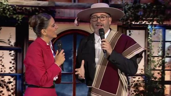 Beso entre Eduardo Fuentes y María Luisa Godoy