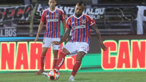 El jugador de Colo Colo, Arturo Vidal, controla el balón contra Olimpia durante el partido amistoso por la Serie Rio de La Plata