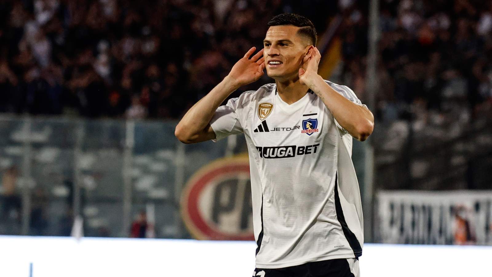 Lucas Cepeda celebrando un gol por Colo Colo