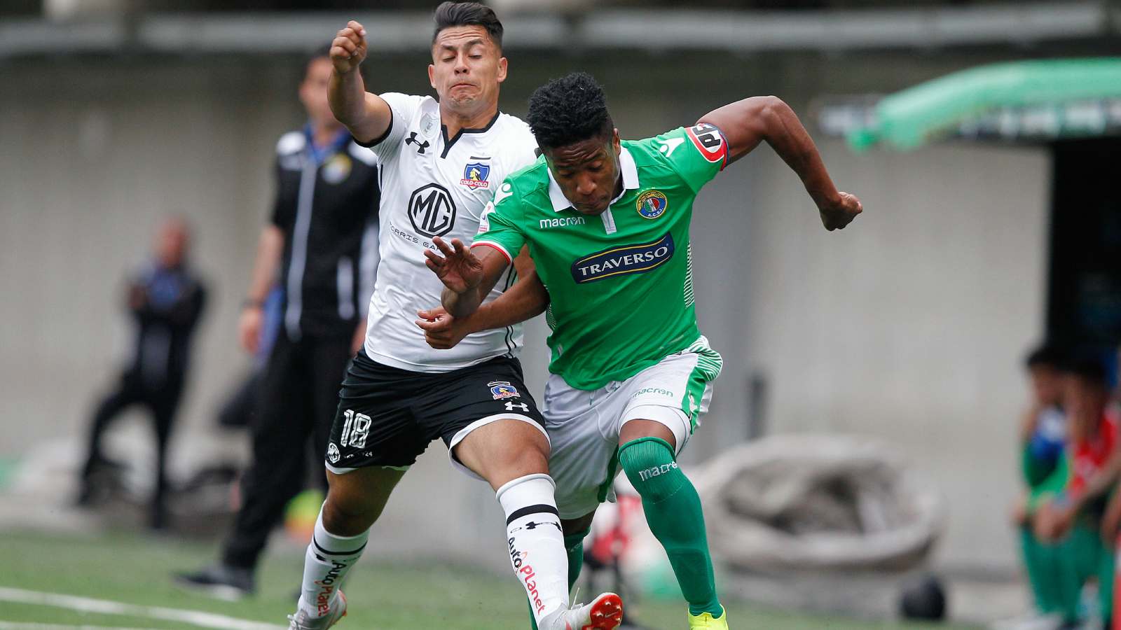 Óscar Opazo disputando el balón con Sergio Santos