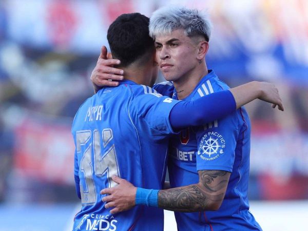 Flavio Moya abrazando a Maximiliano Guerrero