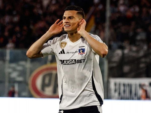 Lucas Cepeda celebrando un gol por Colo Colo