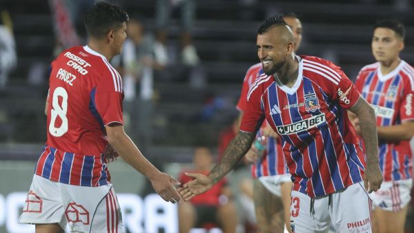 Arturo Vidal se desempeñó como central ante Olimpia