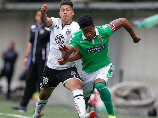 Óscar Opazo disputando el balón con Sergio Santos