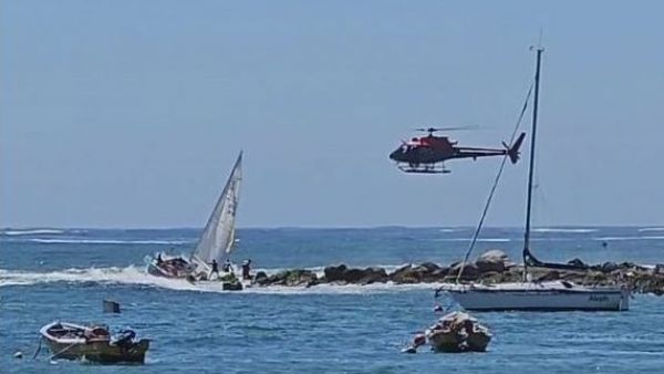 Impactante rescate de velero que encalló en roqueríos de Algarrobo