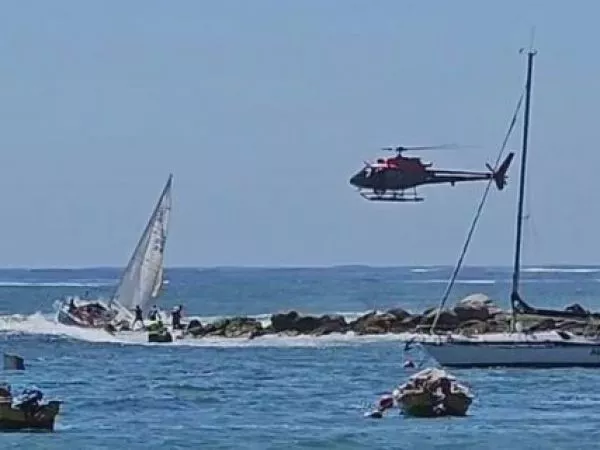 Impactante rescate de velero que encalló en roqueríos de Algarrobo