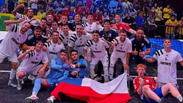 Plantel de Chile en la Kings League celebrando su paso a la final del torneo