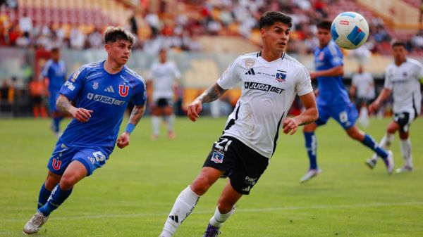 Maximiliano Guerrero y Erick Wiemberg disputando un balón en un Superclásico