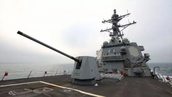 China despliega barcos y aviones para vigilar a un destructor estadounidense