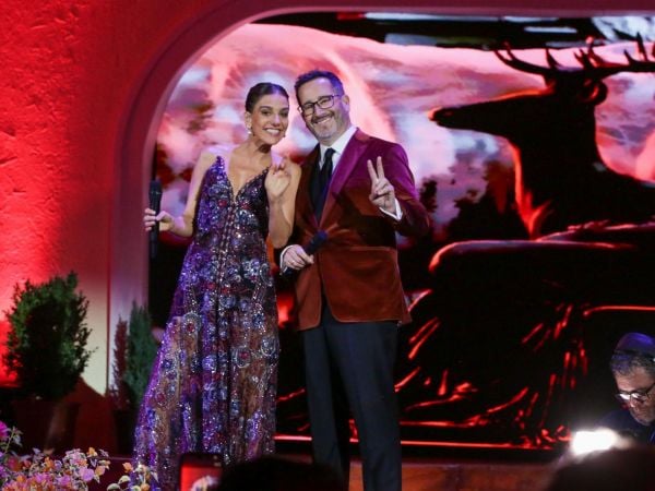 Beso de los animadores en la tercera noche de Olmué