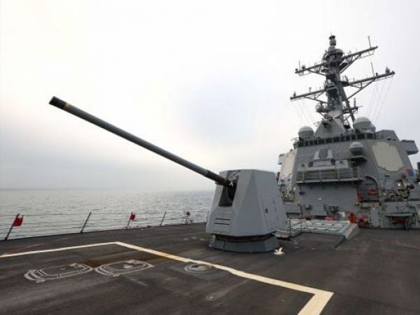 China despliega barcos y aviones para vigilar a un destructor estadounidense