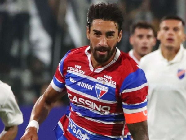 Juan Martín Lucero jugando por Fortaleza frente a Colo Colo