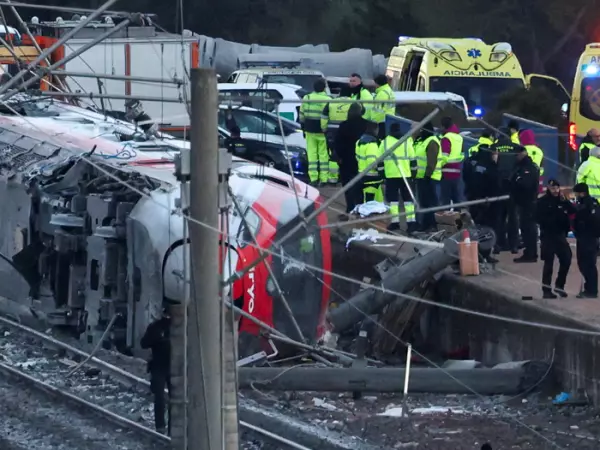 Al menos 39 personas fueron confirmadas como fallecidas tras el choque entre dos trenes de alta velocidad, tragedia que enluta al país.