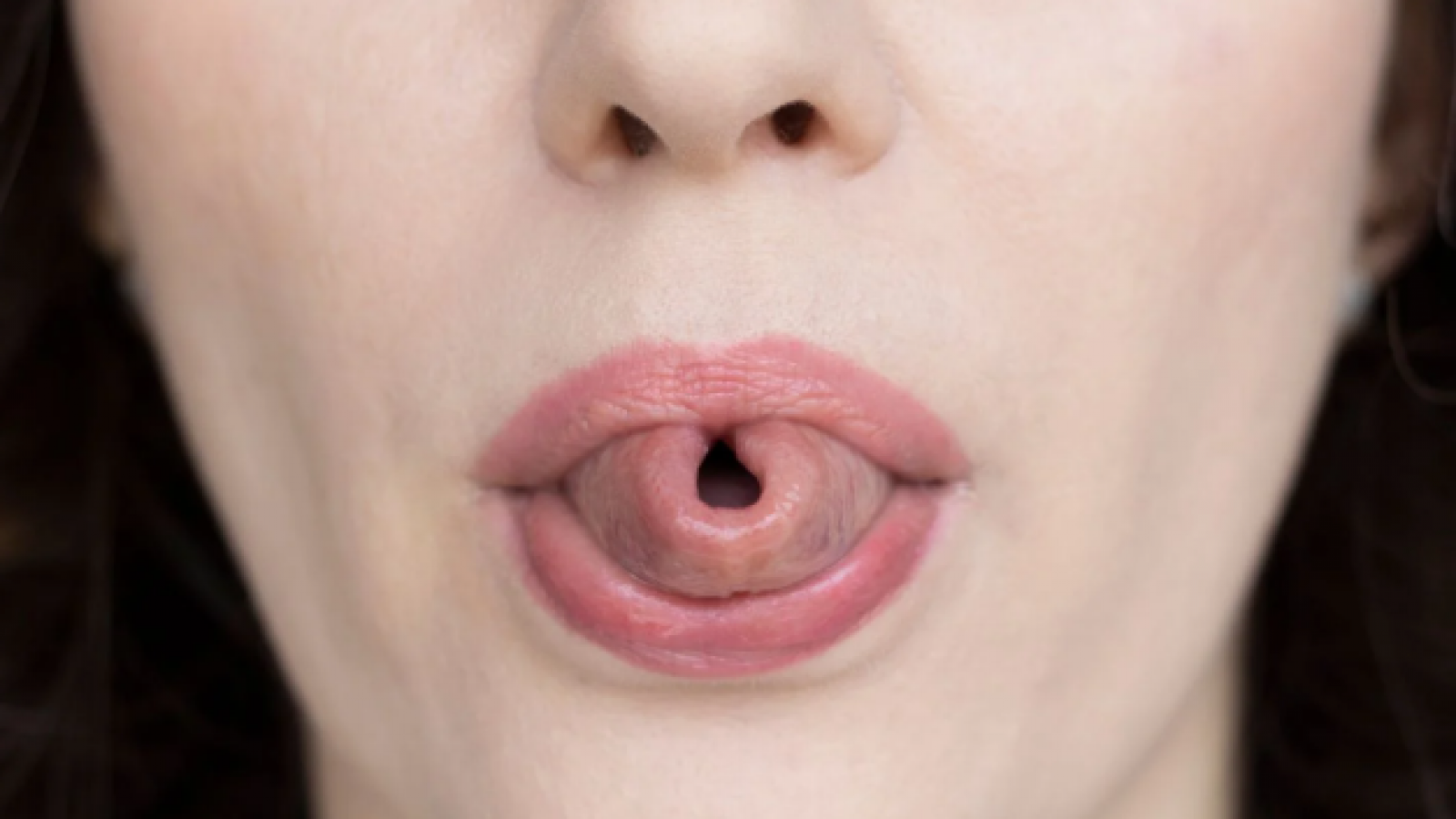 Qué significa según la psicología que una persona pueda curvar la lengua entera