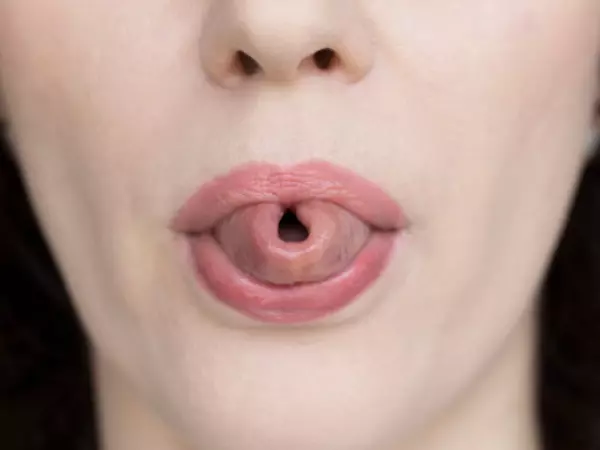 Qué significa según la psicología que una persona pueda curvar la lengua entera