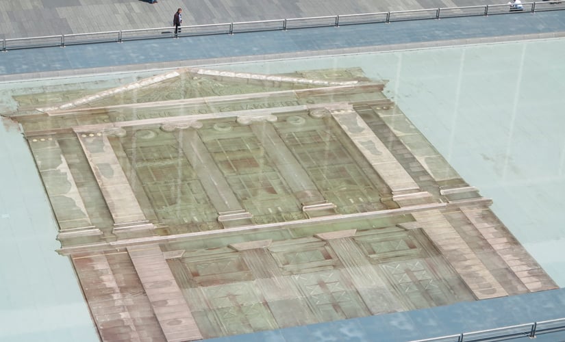 Obra de arte bajo la piscina de la explanada del Centro de Justicia
