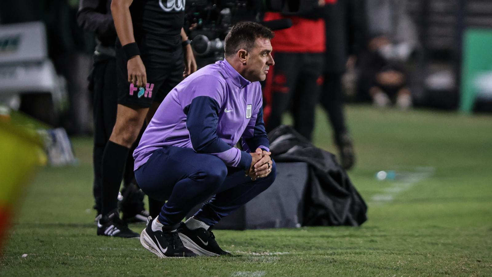 Pablo Guede dirigiendo a Alianza Lima frente a Colo Colo