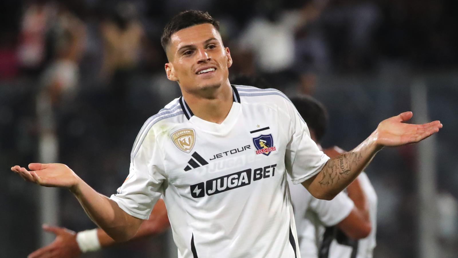 Lucas Cepeda celebrando con Colo Colo