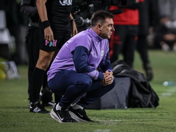 Pablo Guede dirigiendo a Alianza Lima frente a Colo Colo