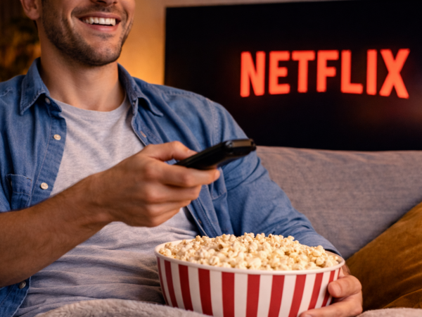 Hombre viendo Netflix. Imagen creada con Inteligencia Artificial.