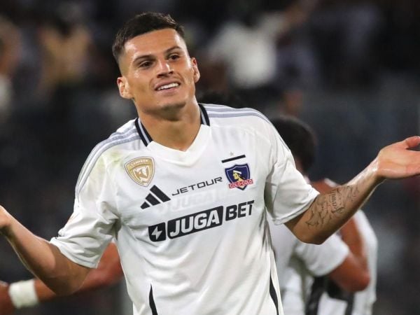 Lucas Cepeda celebrando con Colo Colo