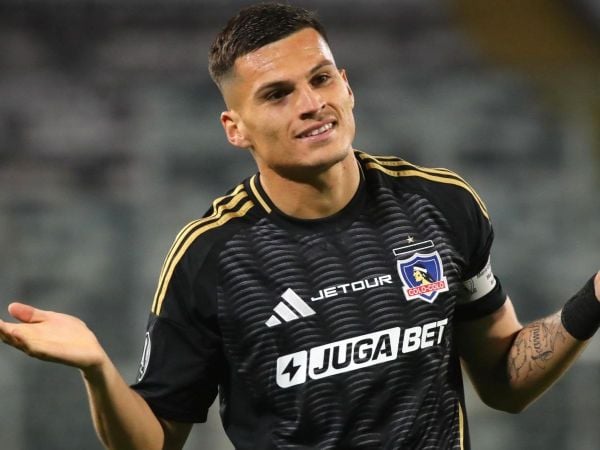 Lucas Cepeda celebrando con Colo Colo