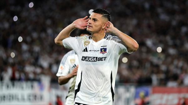Lucas Cepeda celebrando con Colo Colo