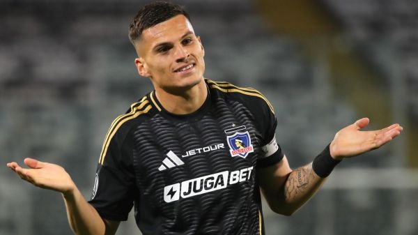 Lucas Cepeda celebrando con Colo Colo