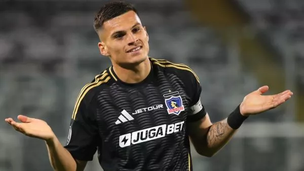 Lucas Cepeda celebrando con Colo Colo