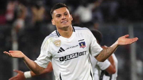 Lucas Cepeda celebrando con Colo Colo