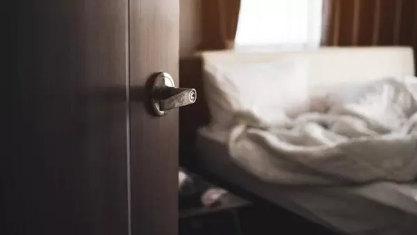 Qué dice la psicología de las personas que cierran la puerta antes de irse a dormir