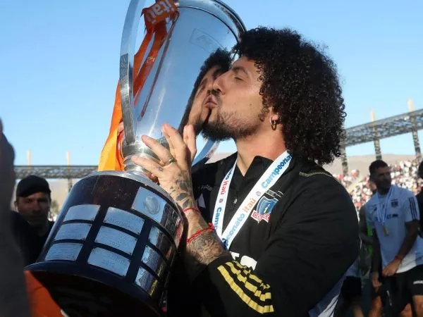 Maximiliano Falcón celebrando la obtención del título de 2024 con Colo Colo