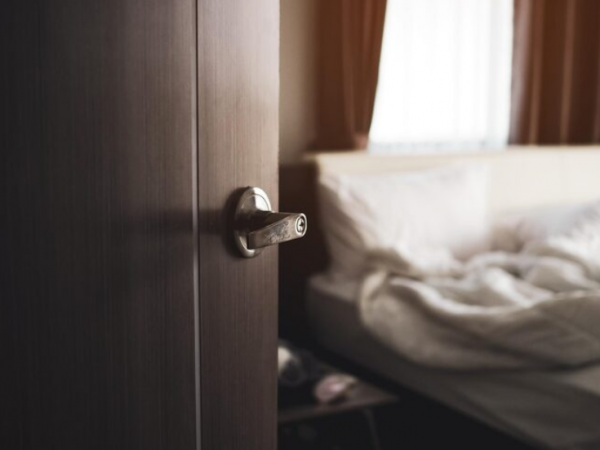Qué dice la psicología de las personas que cierran la puerta antes de irse a dormir