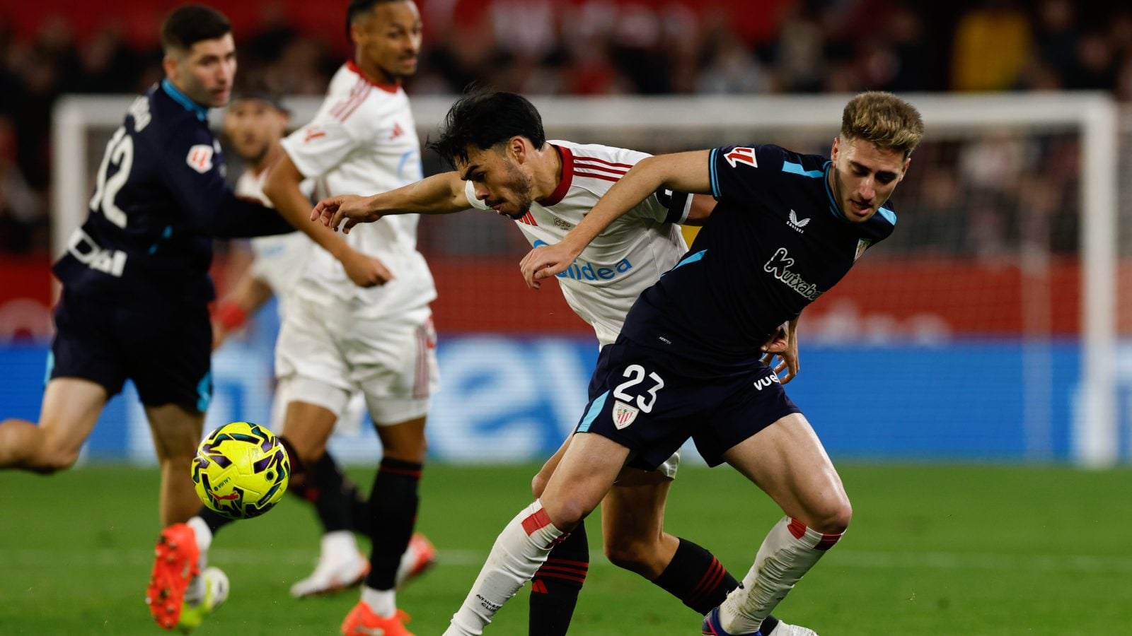 Gabriel Suazo jugando por el Sevilla frente al Athletic Club