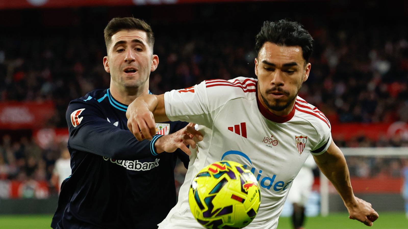 Gabriel Suazo jugando contra el Athletic Club