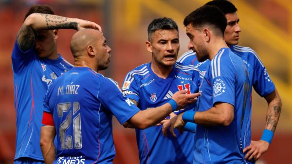 Plantel de la Universidad de Chile conversando