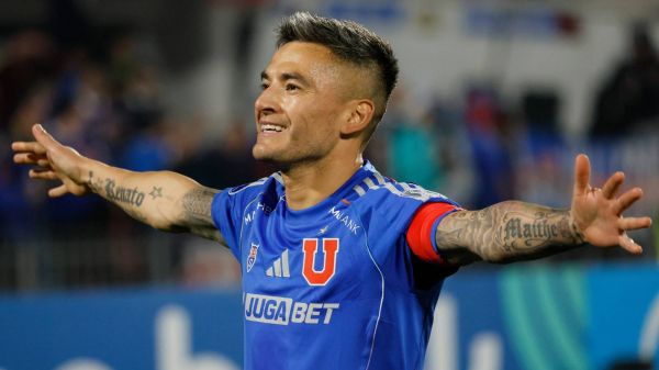 Charles Aránguiz celebrando un gol por la Universidad de Chile